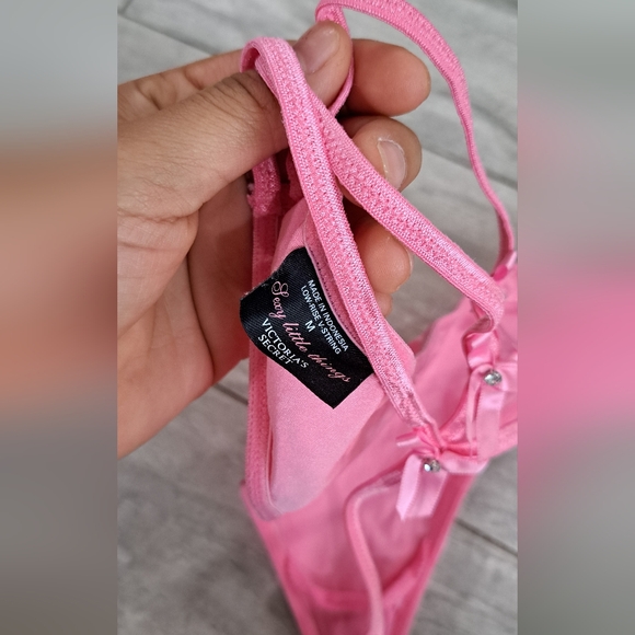 Victoria secret v-string - Picture 2 of 3